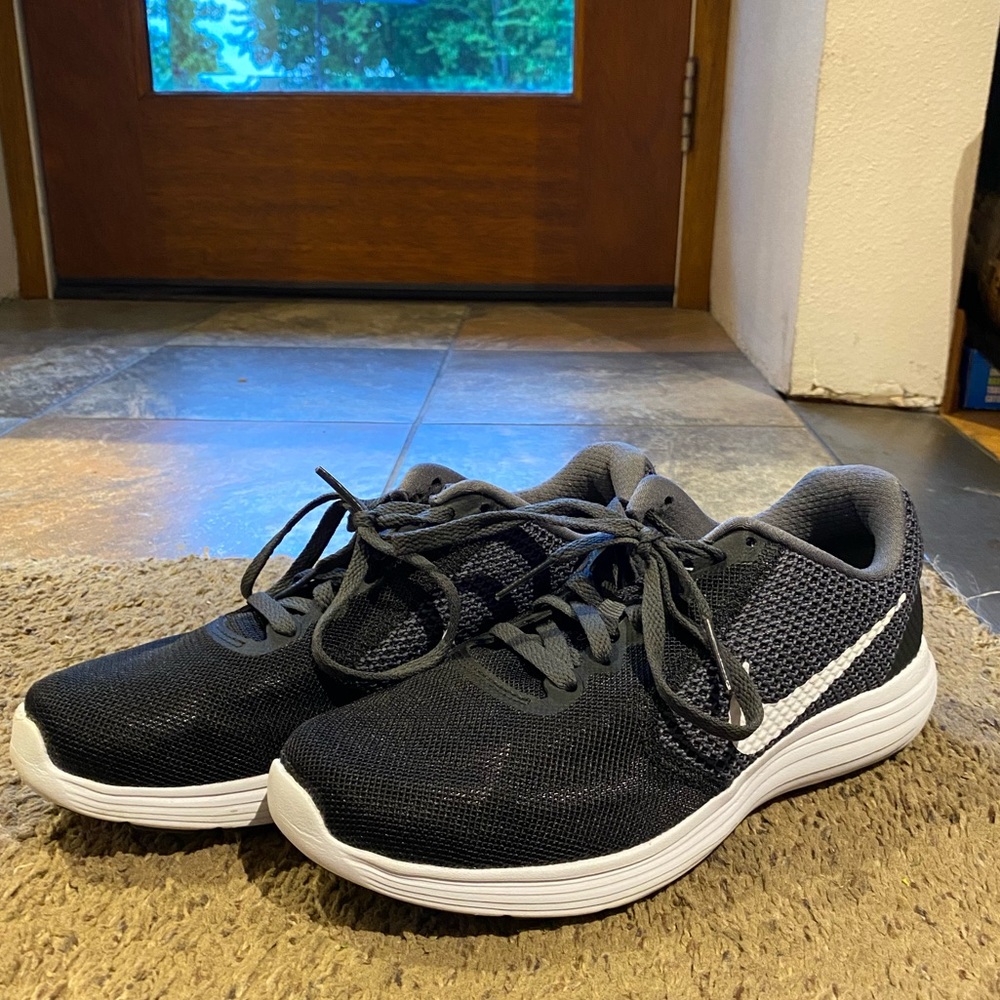 size 6 black nike shoes